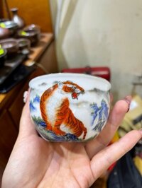 Chén mãnh hổ thượng sơn men phấn thái