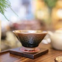 Chén thiên mục họa tiết lông chim trĩ công nghệ nung điện dành cho trà chủ.