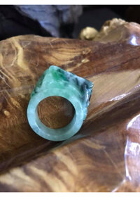 CHIẾC NHẪN NAM XANH NGỌC SÁNG TƯƠI ĐẸP QUÁ ĐÁ CẨM THẠCH  SZE 18MM TỰ NHIÊN Ạ