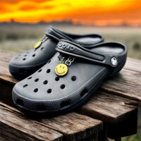 [Chính hãng, lỗi cắt V, size 35-38-45] Dép Crocs đen SD phong cách đi chơi, đi biển, lỗi dán đẹp, có sticker che lỗi