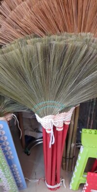 Chổi đót cán gỗ (tốt)