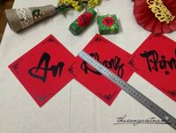 Chữ AKTV thư pháp in giấy nhung đỏ 20cm