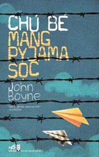 CHÚ BÉ MANG PYJAMA SỌC