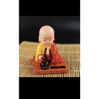 Chú tiểu gõ mõ tụng kinh,mang lại bình an tài lộc và may mắn dùng trag trí bàn làm việc tablo ô tô