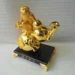 Chúa khỉ cầm đào bên hồ lô đế thủy tinh K061M