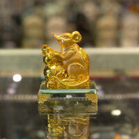 Chuột vàng ôm hồ lô trên đế thuỷ tinh, Bột đá phong thủy TM032