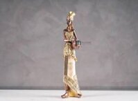 Cô gái châu phi mũ vàng ôm bình