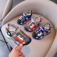 [Có hàng, miễn phí vận chuyển] Dép kín mũi cho bé trai mùa hè 2023, giày thể thao kín mũi màu nhện mới cho trẻ em, giày phát sáng cho bé trai