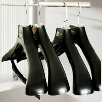 Có sẵn móc treo nhựa đen, móc treo áo khoác, vai rộng, không trượt, móc treo nhựa nhà máy bán buôn