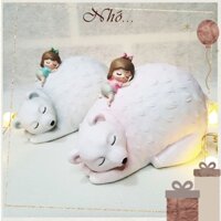 (Có Sẵn) Ống Heo Tiết Kiệm Hình Bé Gái Nằm Ngủ Ôm Gấu Bắc Cực Có Lỗ Lấy - Nhớ Gift Shop