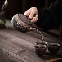 Cổ sớm đốt đá, đất sét, bạc, gốm thô, bên cạnh là trà, một ấm trà công phu.