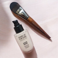Cọ tán kem nền đầu dẹt Make Up Forever 181. Lông cọ mềm mại, mịn màng, giúp lớp nền bền chặt.