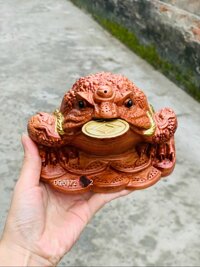 Cóc ngậm đồng tiền vàng bằng gỗ hương đá kt 201613cm