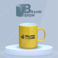 Cốc sứ Bát Tràng in logo Máy chiếu BEE CUBE dáng trụ quai C màu vàng dung tích 350 ml LS-13