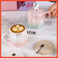 Cốc sứ men sứ đa sắc 370ml với nắp và muỗng cà phê có gắn gấu nhỏ.