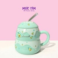 Cốc sứ quả bơ màu xanh lá có nắp đậy và ống hút thuỷ tinh