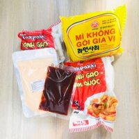 Combo 1KG BÁNH GẠO HÀN QUỐC KÈM SỐT VÀ BỘT PHÔ MAI LOẠI MỚI(TẶNG MÌ KHÔNG GIA VỊ)