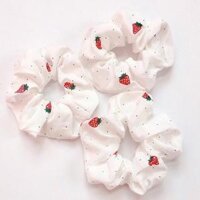Combo 3 dây buộc tóc Scrunchies dâu tây. Tặng kèm kẹp tóc ngẫu nhiên