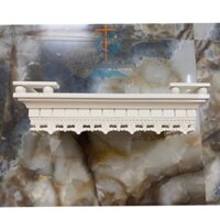 combo bàn thờ chúa treo tường và đôi đèn gỗ sồi phun màu trắng kem | kệ gỗ treo tường mini lắp chung cư