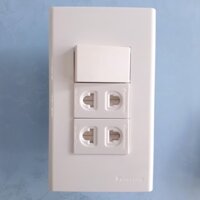 Combo Mặt nạ 3 lỗ WEV68030SW gồm 1 Hạt công tắc 2 chiều WEV5002SW và 2 Hạt ổ cắm đơn có màn che WEV1081SW - Panasonic