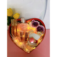 combo quà tặng bạn gái : 4 son, nước hoa 100ml,2 hoa sáp , đồng hồ và còng tay, kẹp tóc thiệp chúc túi đựng