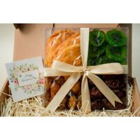 Combo quà tặng Ngọt Ngào gồm Xoài Sấy, Chà Là, Kiwi Sấy, Cóc Sấy Muối Ớt Thành Long Mix Vị Chua Cay Ngọt 600g