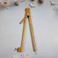 Compa gỗ dành cho giáo viên - dài 38cm, độ rộng bán kính 40cm - dùng được phấn và bút viết bảng