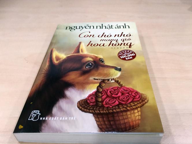 Con chó nhỏ mang giỏ hoa hồng (Bìa mềm)