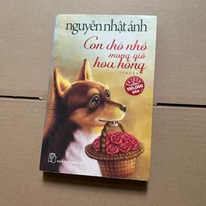 Con chó nhỏ mang giỏ hoa hồng (Bìa mềm)