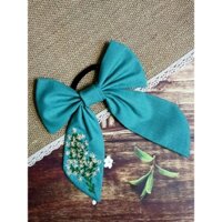 Cột tóc nơ thêu hoa thạch thảo.