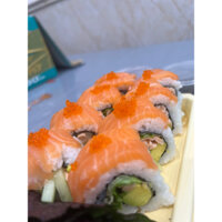 cuộn sushi cá hồi tái phủ cá hồi tươi đầy đủ đồ ăn kèm xì dầu ,mù tạt,..[ship Hoả Tốc tại Hà Nôi]