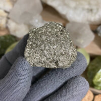 Đá vàng găm(Pyrite),trưng bày phong thuỷ,thu hút tài lộc,thúc đẩy ý chí,mang lại thịnh vượng cho chủ nhân.(Hàng y hình)