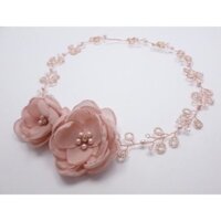 Dải hoa cài tóc cô dâu