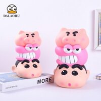 Dalaohu Crayon Shin Chan Hộp Đựng Tiền, Mô Hình Hình Hình Bút Chì Trang Trí Shin-Chan Heo Đất, Đồ Trang Trí Để Bàn Sưu Tập Anime Bút Chì Lớn Shin Chan Hộp Bảo Quản Trang Trí Nhà Cửa