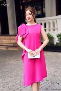 Đầm dáng suông, cổ thuyền, nơ kẹp vai, gấu lệch