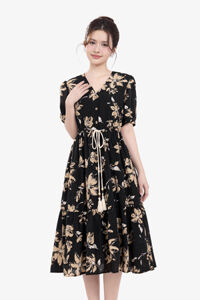 Đầm đen họa tiết hoa dáng xòe nhấn eo
