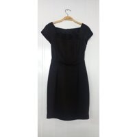 Đầm đen thân ôm tay hến cổ thuyền