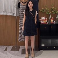 Đầm Denim thẳng không tay kiểu cổ điển dành cho nữ 2024 Phong cách mới Váy chữ A thời trang dáng rộng