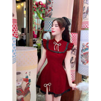Đầm nhung đỏ tay tiên cổ tàu phối bèo đen xếp li tag nơ ngọc trai