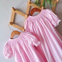 Đầm Smock hồng cổ tròn tay búp phối ren trắng