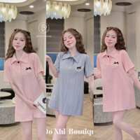 Đầm sơ mi kẻ dáng ngắn phối túi ren nơ xinh xắn .