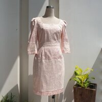 Đầm thiết kế nữ công sở, dự tiệc ôm body màu hồng họa tiết in hoa nổi cổ vuông phối ren đính đá mới 98%HIGH SECOND HAND