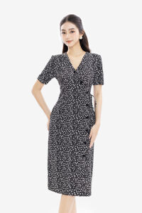 Đầm thun đen dáng ôm cổ V đính nút