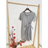 Đầm thun tay ngắn cổ V đắp vạt khoen chốt 1 bên eo (hình shop tự chụp)