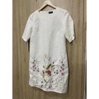 Đầm trắng hoa thêu