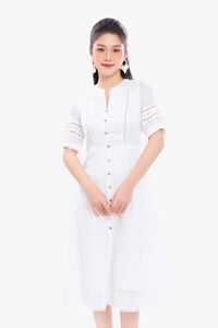 Đầm trắng xòe hoa thêu phối nút