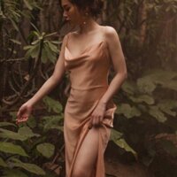 Đầm váy 2 dây chất liệu lụa satin mịn kiểu dáng cổ đổ quyến rũ