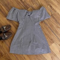Đầm xinh mặc được 2 kiểu,trễ vai và bình thường, hoạ tiết sọc thắt nơ trước ngực và bo thun sau lưng