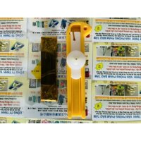 DAO CẮT CHỈ SỢI- CÁN NHỰA MÀU VÀNG ( LOẠI TRƯỢT ) 1 cán +1 lốc 25 lưỡi