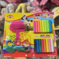 Đất nặn Star Kids 200gr gồm 8 màu thường + 8 màu neon và 6 dụng cụ